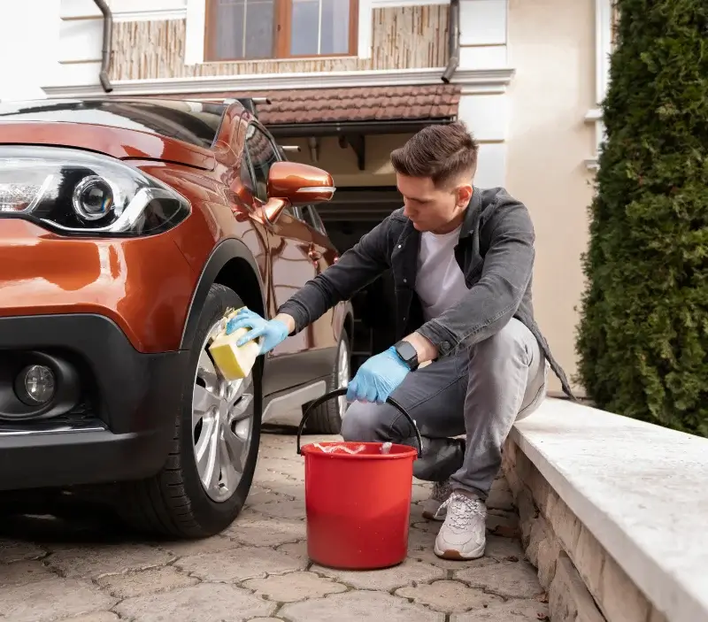 Lavage auto à domicile Villaines-les-Rochers : professionnel intervenant sur un véhicule